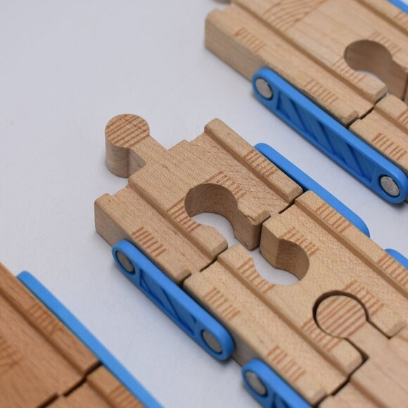 Adapt-A-Track Blue Adapter 4" and 6" Thomas & Friends Wooden Railway L. Curve - Picture 7 of 12